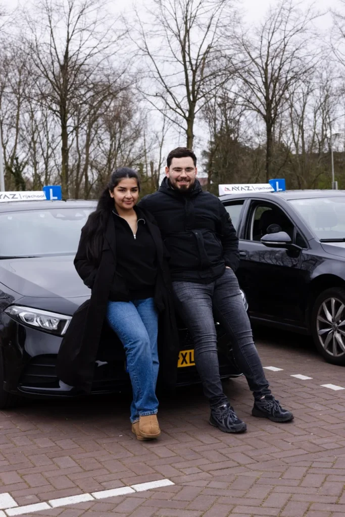Eren en Ayse Erkin van Rijschool Ayaz bij hun lesauto's in Amsterdam